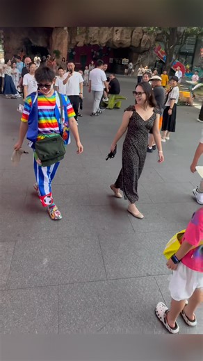 20K views · 597 reactions | "Copy & Paste"? On the streets of Hangzhou, #China, a “clown” showcases his incredible #mimicry skills. That's way too spot-on! (cr. douyin 69293929389) | T-Time HK | Facebook