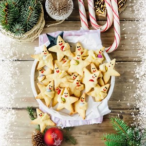 🍪🎄 Have you finished your cookie baking for the holidays? If you're more of a last-minute-baking person, here's a 3-ingredient recipe that makes it super easy and quick to bake delicious cookies – and with the help of the 4D hotair in our Series 8 oven, you can bake multiple trays at once, speeding up the process even more. 😉 To make around 30 cookies, you need: 300g flour 200g butter 100g icing sugar At least 30 chocolate buttons Writing icing Instructions: 1. Knead the flour, butter, and ic