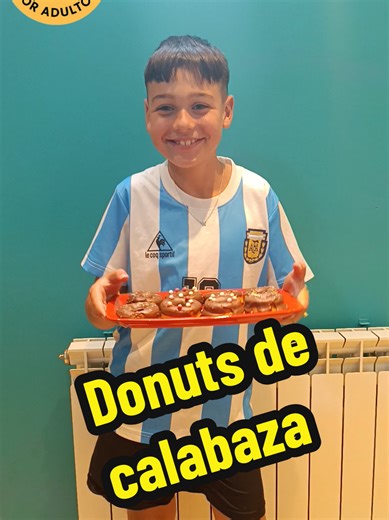 🎃 “¡Hoy traigo DONUTS DE CALABAZA, que están… mmm… para chutar al cielo!” 🍩⚽️ 👉 Primero meto la calabaza al micro 6 minutitos con film. 👉 Luego mezclo calabaza, avena, huevos y un chorrito dulce. 👉 Lo pongo en los moldes, 2 minutos al micro, ¡y magia! 👉 Chocolate por encima, toppings… ¡y quedan súper chulos! “Rico, sano y futbolero… ¡y con chocolate, aún mejor!” 😄✨#futbol #recetas #calabaza #niños #fyp