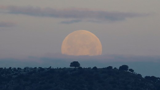 Super blue moon begins its world tour Monday night