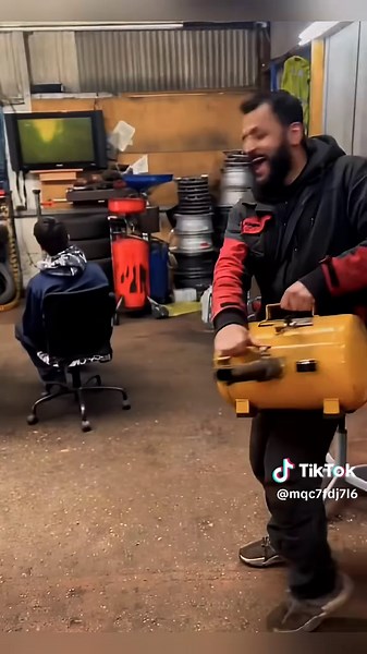 Funny auto repair engineer🤣#fyp #funny #happy #comedy #prank