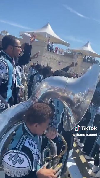 🔥 or 👎🏾 Go Comment‼️ #1band1sound #bandheadsonly #marchingband #entertainment #sports #halftime #singing #music #goodvibes #instrument #drums #bandheadsunite #explorepage #media #hbcubands #battlefield #culture #drumcorps #dci #swac #meac #ciaa #siac #hbcu #hbcupride #blackexcellence #viral #entrepreneur #youtube