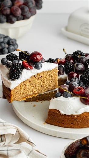 This easy vegan date cake is naturally sweetened with medjool dates and maple syrup, and stays incredibly moist for days thanks to a combination of olive oil, dairy-free yogurt & DF buttermilk. Perfect served as a simple snack cake with a cup of coffee or tea, or jazzed up for special occasions with some vegan whipped cream and fresh fruit. *And* it comes together in under an hour! Comment “RECIPE” below and I’ll send it to you directly. Or head straight to my blog to get it. Enjoy x #veganbakin