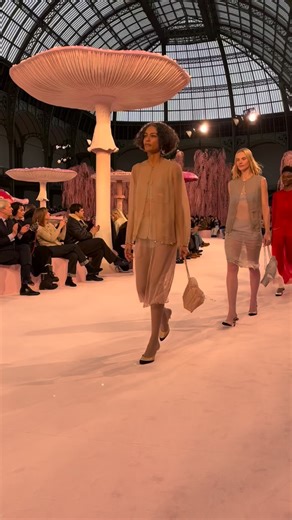 1.3K views · 92 reactions | El desfile de Alta Costura primavera-verano 2026 de @chanelofficial ✨ | Marie Claire España | Facebook