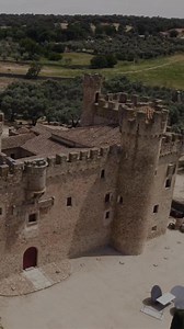 🏰 Los castillos medievales forman parte del patrimonio histórico de España. Estos son algunos de los más curiosos ya sea por su ubicación, arquitectura o historia. 📜 ¿Conoces alguno tan impresionante como estos? 🤔 | España Fascinante