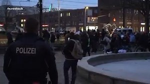 Demo ohne Maskenpflicht Für den heutigen Tag wurden drei Demonstrationen (Dierkow, Lütten Klein, Südstadt) gegen die Corona-Maßnahmen genehmigt. Auf die Auflage Maskenpflicht wurde diesmal verzichtet (wenn 1,5 Meter Abstand eingehalten wird). Der Aufzug durch die Südstadt setzt sich gerade in Bewegung mit der Route Südstadtcenter - Ziolkowskistraße - Kaufland - Max-Planck-Straße - Brunnen Ecke Südring/ Nobelstraße. | Region Rostock News