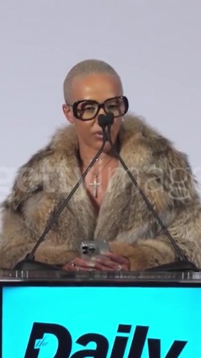 #DojaCat introducing her stylist Brett Alan Nelson at The Daily Front Row's Fashion Awards tonight. ❤️