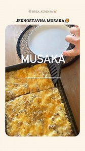 Jednostavni recept za savršenu Musaku 🥘😋 Sastojci 📝 - 1 kg krompira 🥔 - 500 g mljevenog mesa 🍖 - 1 veća glavica crnog luka 🧅 - So i biber po ukusu 🧂 Preliv: - 4 jaja 🥚 - 1 mala čaša kisele pavlake 🥛 - 100 ml mlijeka 🥛 - 200 g rendanog sira 🧀 Priprema 👩‍🍳 1. Krompir oguliti i isjeći krompir, zatim ga kratko prokuhati u slanoj vodi (5-6 minuta). 2. Isjeckati luk na sitno i prodinstati na ulju. Ne njega dodati mljeveno meso, posoliti i pobiberiti. 3. Posebno umutiti jaja, pavlaku i mli