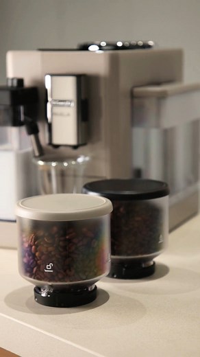 〈コーヒー豆を自在に楽しめる一台〉 新発売の「デロンギ リヴェリア 全自動コーヒーマシン (EXAM44035/EXAM44055)」の最大の特徴である「ビーン スイッチ システム」☕ 取り換え式の2つの豆ホッパーが付属しますので異なるコーヒー豆を簡単に入れ替えられ、一つのメニューでも風味の違いを楽しむことが簡単になりました。 お好みのコーヒー豆を入手して、メニューにより味の違いを探求する愉しみをぜひ体験してみてください！ #デロンギ #delonghi #デロンギのある暮らし #Delonghi #Perfetto #豆から挽いた極上の一杯を #暮らしを楽しむ #全自動コーヒーマシン #エスプレッソ #コーヒー #カフェラテ #カプチーノ #リヴェリア | デロンギ（De'Longhi）