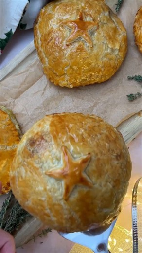 MUSHROOM WELLINGTON - a totally decadent vegetarian main course ⭐️⁠ Comment 'recipe' to get the recipe sent straight to your inbox - this recipe is on my website and in my BRAND NEW Christmas Book🎄 details in my bio | Taming Twins - Fuss Free Family Food