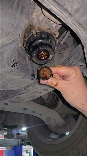 Smart Way to Remove an Oil Filter Without the Mess! #mechanic #mechaniclife #tools #diy
