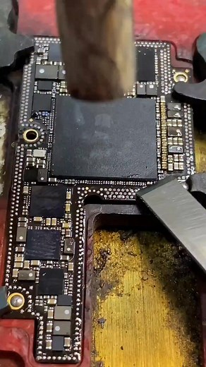 Lan Rui on Instagram: "This is a typical flat-bladed blade, which is disassembled with a straight air gun at low temperature. The air gun of the old Quik 857 is relatively penetrating, and the lower layer of CPU will be virtually welded if the temperature is too high, so the temperature of our air gun is only 280-300, which is relatively safe. #lanrui #mobile #repair"