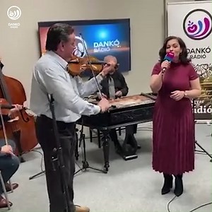 Lugosi Kati énekesnő 2022 novemberében volt Jó ebédhez szól a nóta című műsorunk stúdiókoncertjének egyik vendége Budai Beatrix szerkesztő-műsorvezető meghívására, és a Dankó Rádió élő adásában elénekelte a Kopogós a csizmám című nótát is férje, Duka Péter prímás és zenekara kíséretével. #dankoradio #esemeny #video | Dankó Rádió Hivatalos Oldala