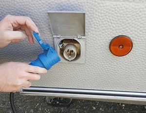 Stromversorgung - Wohnwagen & Wohnmobil anschließen