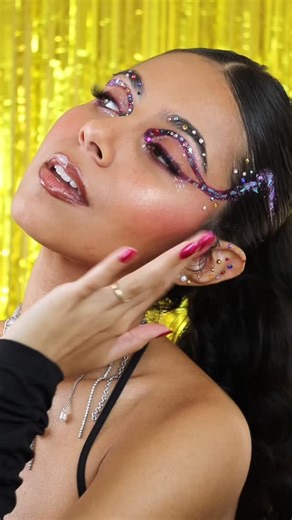 LAURA BRAZ on Instagram: "Maquiagem dramática pro carnaval 💜✨ Maquiagem feita praticamente com BT Velvet @linhabrunatavares @mhcomm_agencia Id: 1LBRA2-M7GS @mercadolivre #MercadoLivre #MeusFavsDoMercadoLivre #maquiagemcarnaval #signos #carnaval"