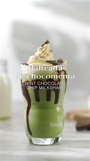 Sorprende a todos en casa con una irresistible malteada de chocomenta, la receta más fresca y deliciosa. 🥤 Receta: https://bit.ly/4338sFu 👈 | kiwilimón