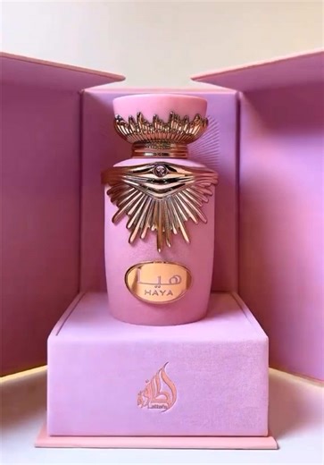🌸✨ Delicado, elegante e cheio de feminilidade… O perfume Haya da Lattafa é sofisticado e envolvente, perfeito para quem ama fragrâncias femininas marcantes na medida certa 😍💖 Com aquele toque floral luxuoso que transmite charme, leveza e um rastro inesquecível por onde passa… impossível não se apaixonar 👀✨ Ideal para o dia a dia, encontros especiais e momentos em que você quer se sentir ainda mais confiante e poderosa 💃🌷 É aquele perfume que conquista logo na primeira borrifada e recebe el