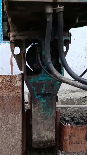 sheet pile driving by vibro hammer #piledriver #construction #concretepillar