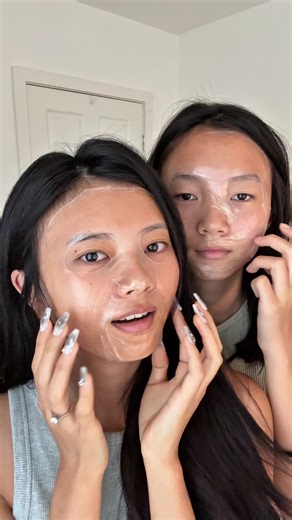 SPRING ROLL wrap for face? 😳😱 ….. Have you tried this crazy face mask before? 😲 It’s such a cool mask. I always wake up with glass skin after using it. I used the pink one but I got a box with the other colors that I am hoping to try soon ☺️💗 ….. 💗 Deets: @Biodance Store US Deep Collagen Mask ….. #skincare #sisters #glassskin #kbeauty #sephora