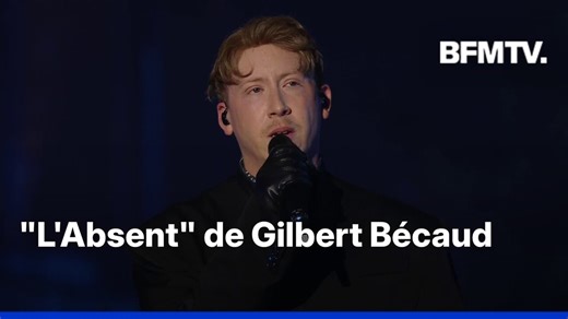13-Novembre: Eddy de Pretto interprète "L'Absent" de Gilbert Bécaud tandis que les visages des victimes sont projetés