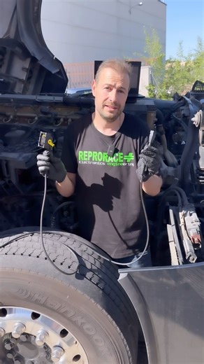 ¡Hola, amantes de la carretera! 🚛💨 💥 Hoy les presento el increíble trabajo que hemos hecho en un Mercedes Actros 1858, ¡y déjenme decirles que ahora es una auténtica bestia en la carretera! 😎 Con un motor de 6 cilindros en línea y 15.60L de cubicaje, este camión ya era impresionante. Pero, ¿Qué pasaría si te dijera que ahora casi alcanza los 700HP? ¡Sí, lo has oído bien! Hemos llevado este monstruo de la carretera a niveles de potencia muy altos. 💪💨 Imagina tener esa fuerza extra para enfr