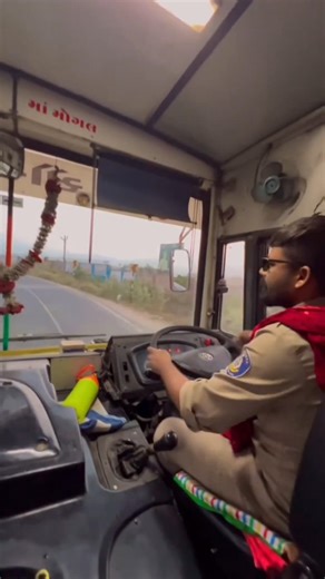 Bus Driving ❤️🌟 Gujrat St Bus GSRTC 😍✨🩷#driving #bus #driver #gsrtc #busjourney #shortvideo