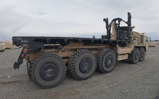 【坦克战车】- 美军军用卡车M1075 卸载托盘展示