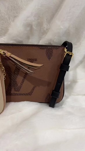 These double zip crossbody purses are so versatile. In love😍 #designer #smallbusiness #luxforless #xzybca #instagramstore #fashion #ballingonabudget