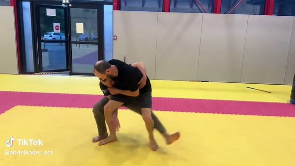 Defense against a lateral strangulation attack #SCS #Stroevencombatsysteme #selfdefense# #defensepersonnelle #police #militarytiktok #police