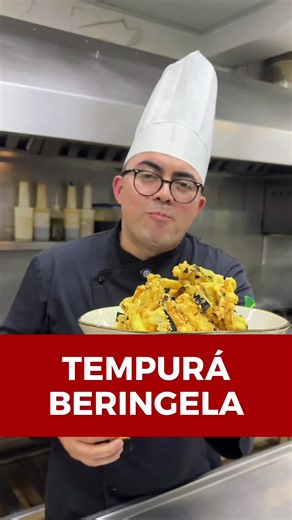 Tempurá de berinjela crocante Ingredientes * 1 berinjela grande brasileira ou 2 berinjelas japonesas * 1 xícara de farinha de trigo, aproximadamente 120 g * ¾ de xícara de água bem gelada, aproximadamente 180 ml * 1 colher de chá de fermento em pó * ½ colher de chá de sal * Óleo para fritura por imersão Modo de preparo 1. Corte a berinjela em bastonetes pequenos e coloque em uma tigela com água. Deixe de molho por 15 minutos para retirar o amargor. 2. Escorra e seque muito bem com papel-toalha o
