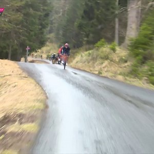 ⚠️ Watching the Giro riders descend the Croix de Coeur in the wet conditions 🫣 | TNT Sports