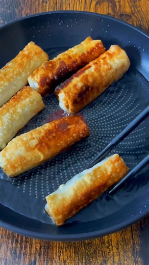 Sigara Boregi. Recipe link in the comments 👇 One of the easiest Turkish börek recipes. Prepare them in advance and fry right before serving for the crispiest result. #sigaraböreği #turkishborek #cheeserolls | Give Recipe