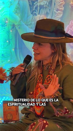 Te voy a decir algo que casi nadie entiende… Una ceremonia sagrada NO es solo sentarse en un círculo. NO es solo música bonita. NO es solo “tomar medicina”. Detrás de una ceremonia real hay un contexto robusto: 🔥 intención clara 🕯️ protección energética 🤍 contención emocional 🌿 ética y responsabilidad ✨ integración después Porque si no hay sostén… no es ceremonia. Es experiencia sin raíz. Y aquí en @Hanan Pacha Ancestral HananPacha, lo sagrado se honra con estructura. Porque abrir un portal…