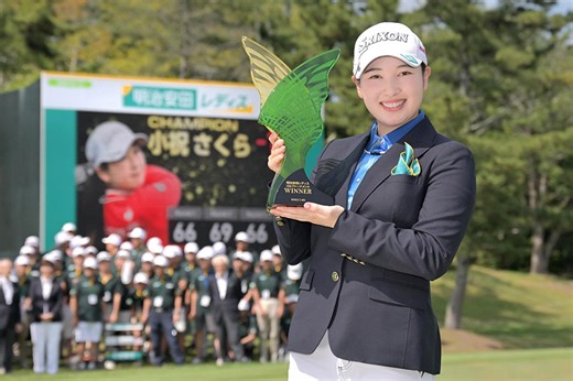 女子ゴルフ小祝さくらがビーチ満喫　ハワイでずぶ濡れ「楽しかった」ともに訪れた先輩は