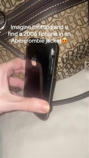 lol this didn’t happen to me we just keep all our old phones in the garage. #iphone3g #vintage #early2000s #2006 #abercrombie @apple