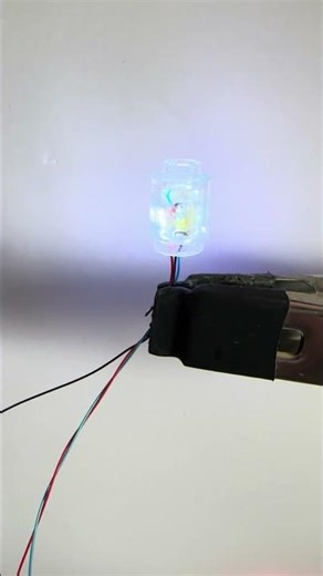 6 white LEDs. Rotating beacon in Lego 1x1 stud. #lego #charlieplex #beacon #lighthouse #arduino