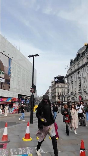 London Highlights 🇬🇧 The Crazy Vibe Of Piccadilly Circus ✨