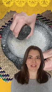 Cómo Curar Un Molcajete ¿Un molcajete nuevo en tus manos? ¡No es solo una herramienta, es un legado! Su historia se remonta a los tiempos prehispánicos, un tesoro de la cocina que necesita un ritual especial para despertar su alma. Aquí te muestro cómo curarlo y prepararlo para toda la sazón que está por venir. Primero, lávalo con agua y un cepillo para quitar el polvo suelto. Ahora, el secreto para un curado perfecto: Llena la base con Sal La Fina y unos granos de arroz. Muele con firmeza. Sus 