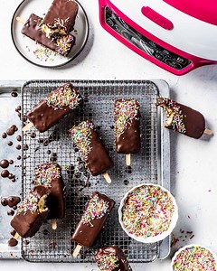 Anzeige I 🏠 Das Backen mit den Kleinsten ist manchmal eine echte familiären Mammut-Aufgabe. Kleine Helferlein sind da gerne gesehen – zum Beispiel die Cake Factory von Tefal. Mit ihr zaubern wir gerne Neues: Nach Vorbild des sommerlichen Stieleises backen wir Kuchen am Stiel, überziehen den Kuchen mit Schokolade und dekorieren ganz in Familien-Manier gemeinsam mit bunten Streuseln. Für ganz viel Backfreude – für jung und alt. Hier geht’s zum ganzen Rezept 👇 https://www.foodboom.de/rezept/kuche