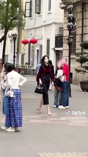 Elegant Catwalk Models Captivate with Stunning Beauty