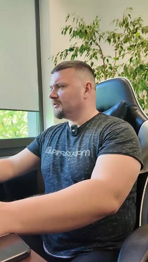 🙈📹 Filmik mówi sam za siebie – czasem integracja wchodzi za mocno 😅 💬 Wierzymy, że dobre relacje budują silny zespół – i nie tylko między sobą. Dlatego kilka razy w roku organizujemy integracje również z naszymi klientami. Bo zaufanie zaczyna się od spotkań poza tabelkami i ekranem 💼❤️ 💡 Chętnie bierzemy też udział w branżowych i biznesowych wydarzeniach – to tam poznaliśmy mnóstwo wartościowych osób, które realnie wpłynęły na rozwój naszego biznesu. Networking działa, jeśli robisz to z se