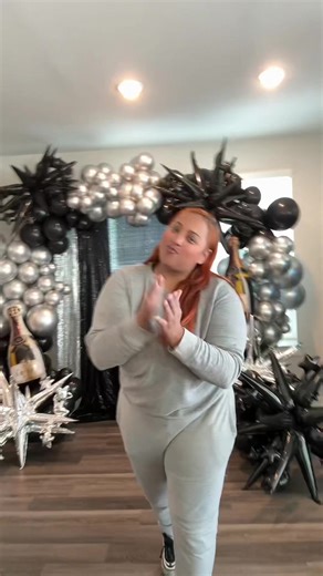 Impresionante arco de globos para un cliente feliz