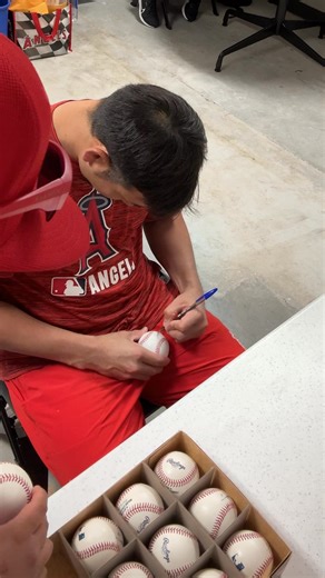 One minute of Yusei Kikuchi autographs ✍️ | Los Angeles Angels