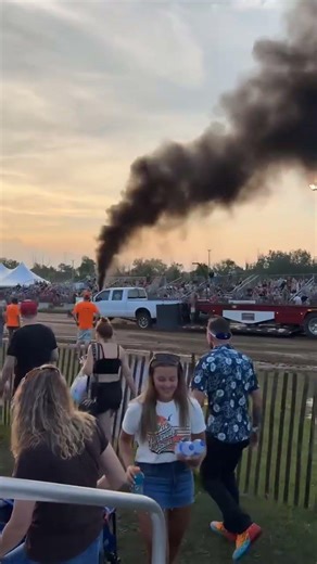 Crazy tracker pull with 2200 hp 2500 6.0💨