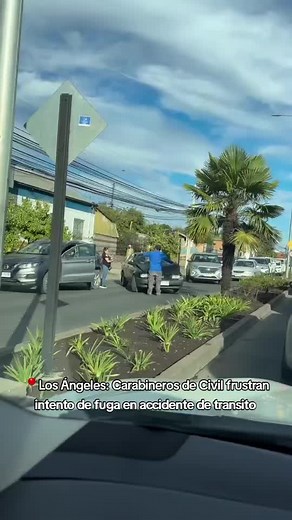 📍Los Ángeles: Carabinero de civil retienen a conductor que intentó escapar tras accidente de tránsito en Av. Los Carreras.