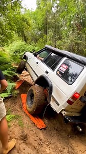 @theexplorelife taking the budget build Land Rover Discovery for a trot in the Glass House Mountains- with the MKII and XTREME tracks lending a hand, and the MAXTRAX Recovery Kit scoring an assist ⛰️🚙⛰️ #maxtrax #4x4 #4WD #offroading #overlanding | MAXTRAX