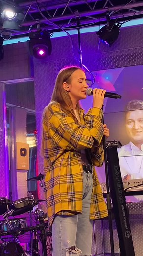 Подборка песен Асии: сколько раз слушали?