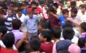 Angry mob attacks police in South Delhi over man's death