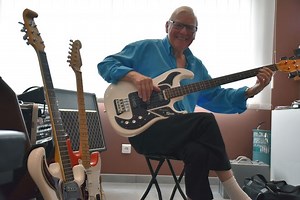 Dans les souvenirs de Brian Locking, bassiste du groupe de rock The Shadows