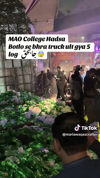 MAO College Hadsa: Botlo Se Bhra Truck Ult Gya